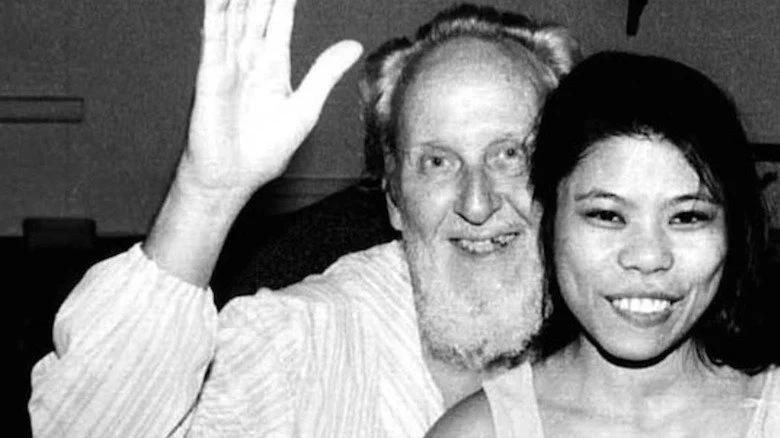 David Berg et femme inconnue souriant