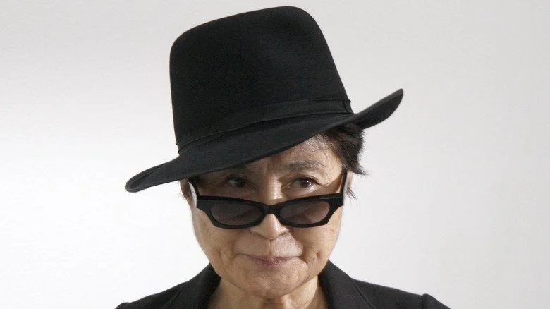 Yoko Ono avec chapeau et lunettes de soleil