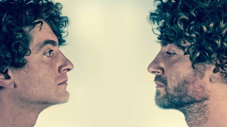 Deux hommes qui se ressemblent face à face
