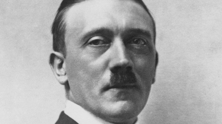 Adolf Hitler prononçant le «Sieg Heil».
