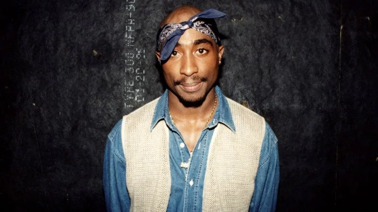 Tupac posant avec un bandana bleu