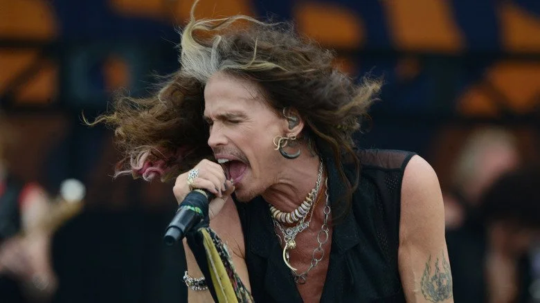 Steven Tyler chantant sur scène