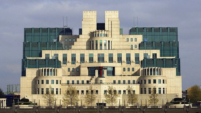 Le soleil brille sur le quartier général du MI6