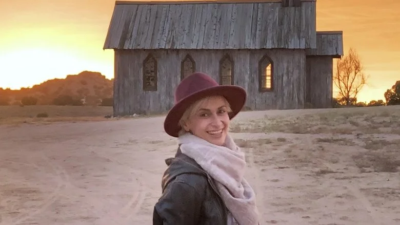 Halyna Hutchins souriante sur le tournage de Rust lors de sa dernière prise