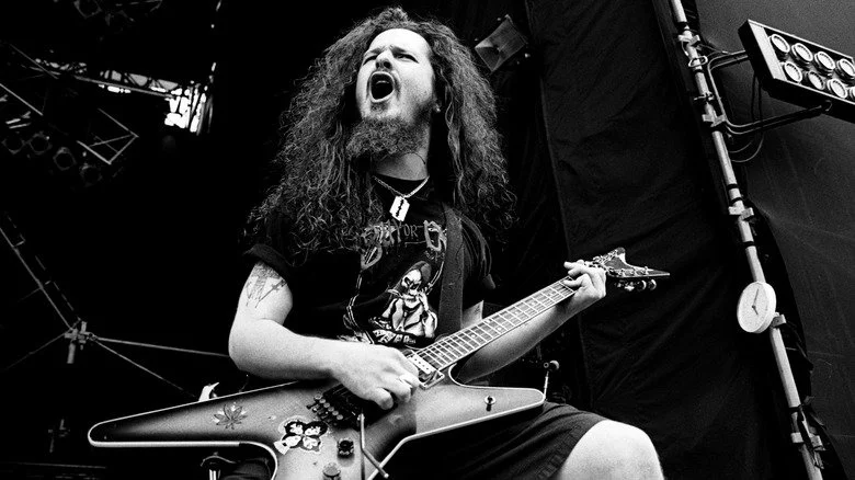 Dimebag Darrell posant avec sa guitare