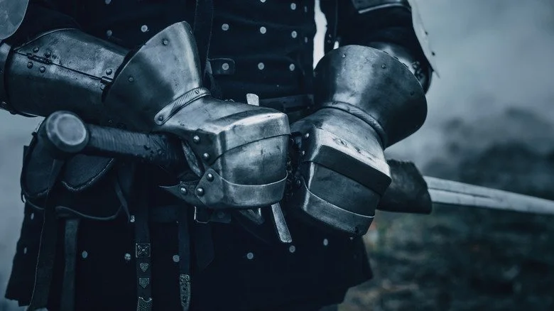 Un chevalier dégainant une épée