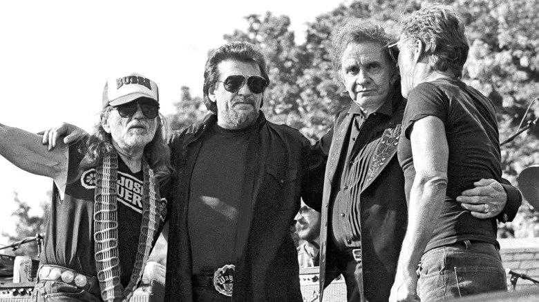 Les Highwaymen sur scène en noir et blanc