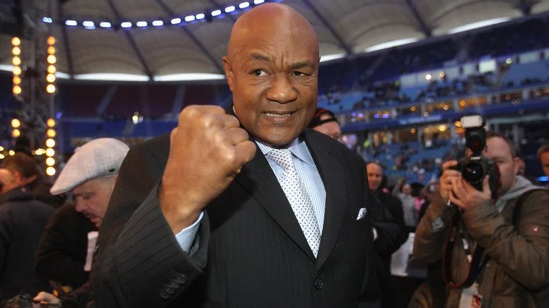 George Foreman montrant son poing droit en 2011