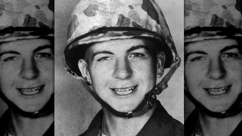 Lee Harvey Oswald en uniforme militaire et casque
