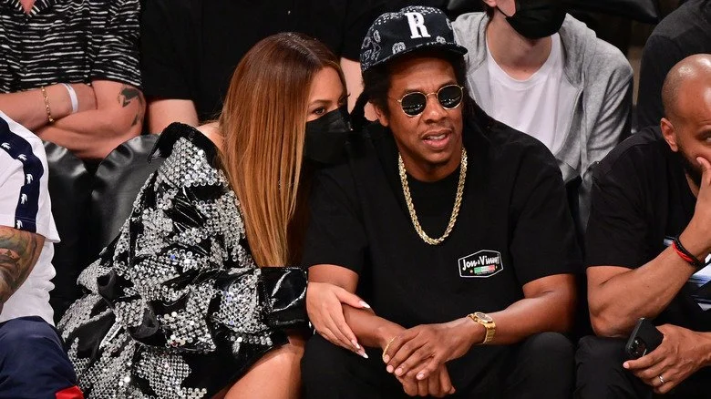 Jay-Z et Beyoncé lors d'un match de basketball