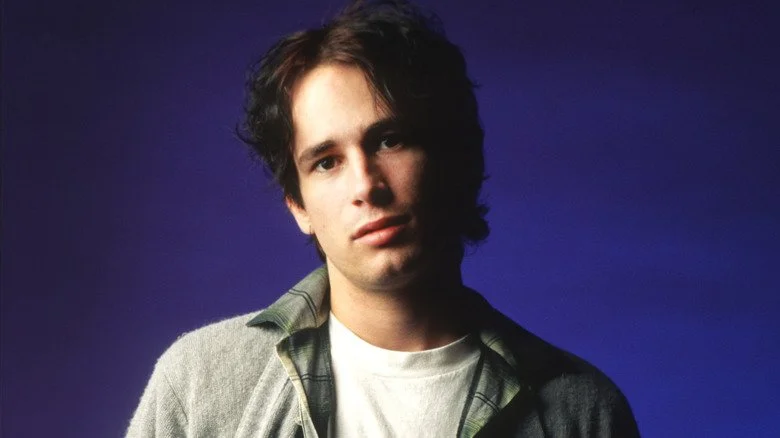Jeff Buckley se penchant et regardant la caméra