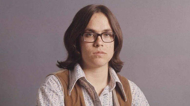 Jeff Porcaro sérieux regardant devant lui