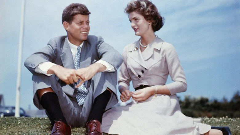 John et Jackie Kennedy assis sur l'herbe à l'extérieur
