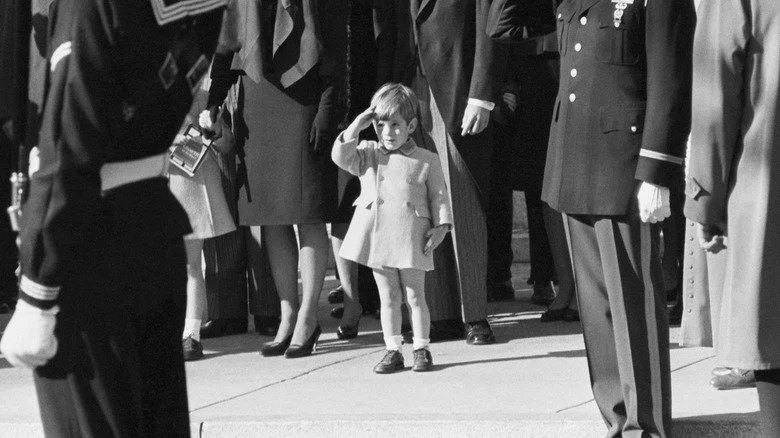 John F. Kennedy Jr. saluant le cercueil de son père