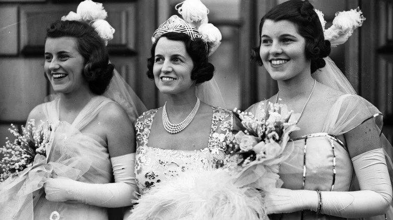 Kathleen, Rose, et Rosemary Kennedy en robes de cérémonie