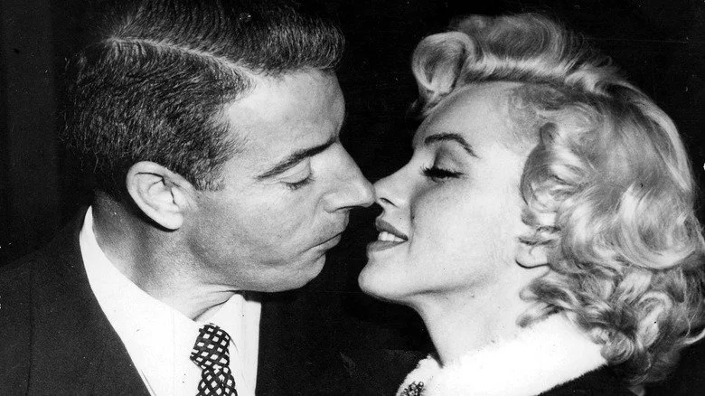 Photo du mariage de Joe DiMaggio et Marilyn Monroe en 1954, publiée dans le magazine TV-Radio Mirror de mai 1961