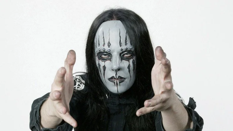 Slipknot's Joey Jordison avec les mains tendues et posant pour une photo