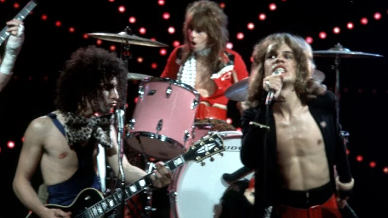 Les New York Dolls en performance sur scène