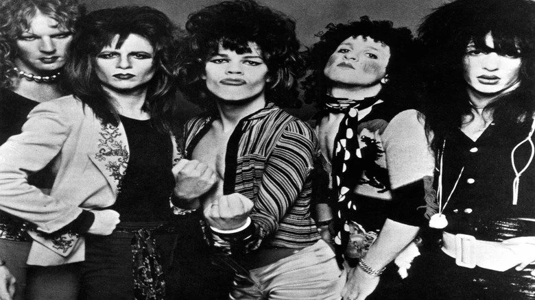 Photo en noir et blanc du groupe New York Dolls