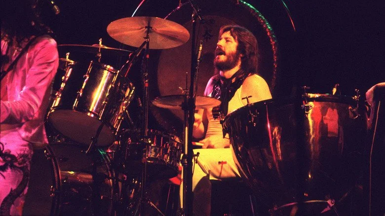 John Bonham de Led Zeppelin jouant de la batterie en 1977