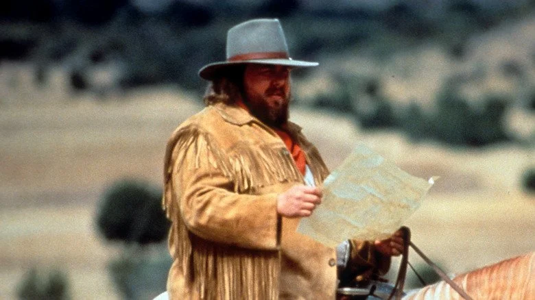 John Candy à cheval dans une scène de Wagons East