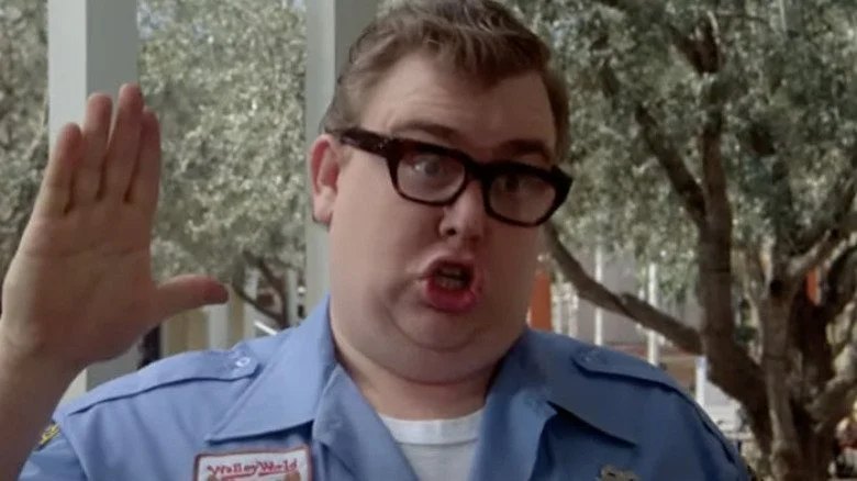 John Candy en tant que gardien de sécurité dans Vacation