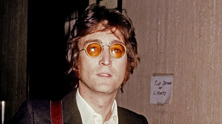 John Lennon serrant les dents, regardant droit devant dans les années 1970