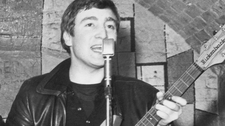 John Lennon se produisant au Cavern Club