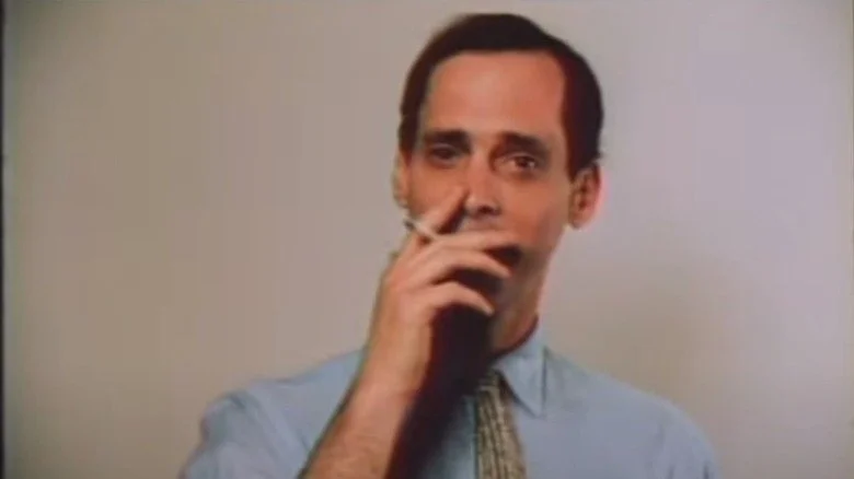 Un jeune John Waters fumant
