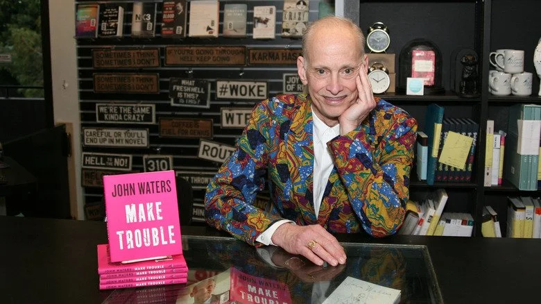 John Waters lors d'une séance de dédicaces pour 'Make Trouble'.
