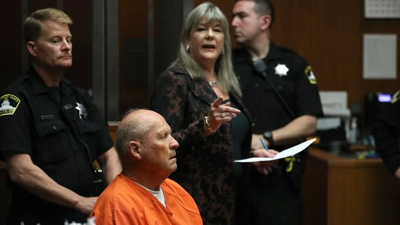 James DeAngelo assis au tribunal