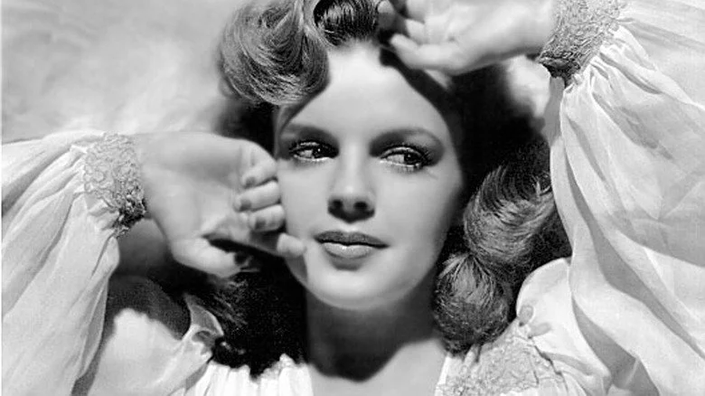 Judy Garland se posant les mains sur le visage