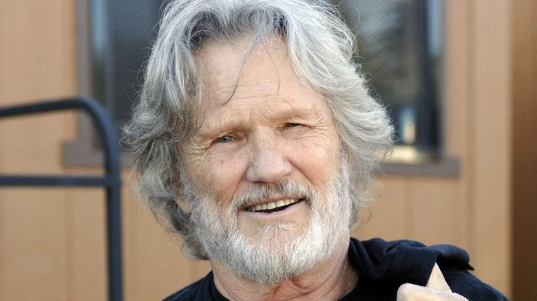 Kris Kristofferson souriant à la caméra