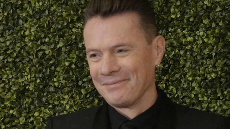 Larry Mullen regardant en souriant