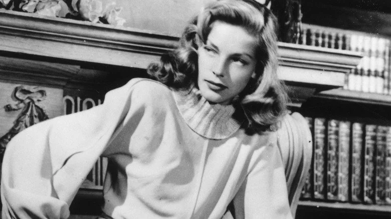 Lauren Bacall posant et regardant ailleurs