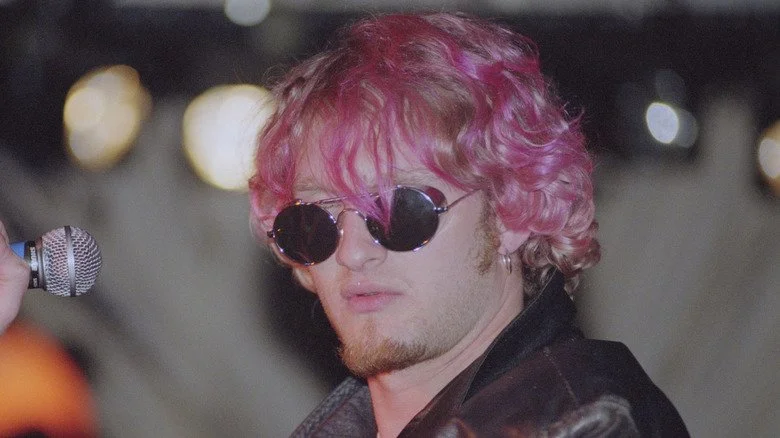 Layne Staley sur scène avec des cheveux roses, regardant ailleurs