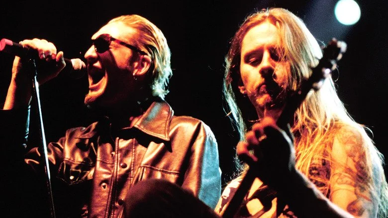 Layne Staley chantant à côté de Jerry Cantrell jouant de la guitare