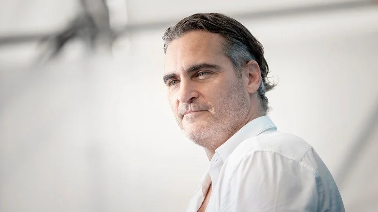 Joaquin Phoenix en chemise blanche