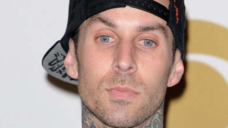Travis Barker avec une casquette de baseball à l'envers