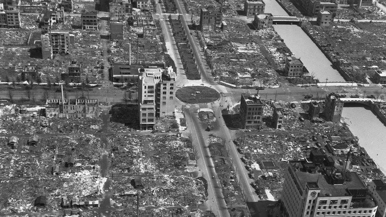 Vue aérienne du centre-ville de Tokyo avec de nombreuses structures endommagées par les bombardements, 1945