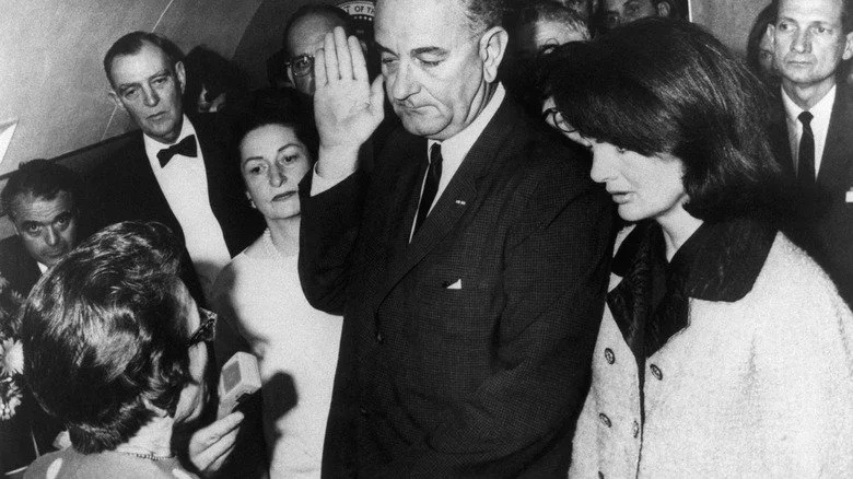 Jackie Kennedy avec Lyndon B. Johnson prêtant serment en tant que président
