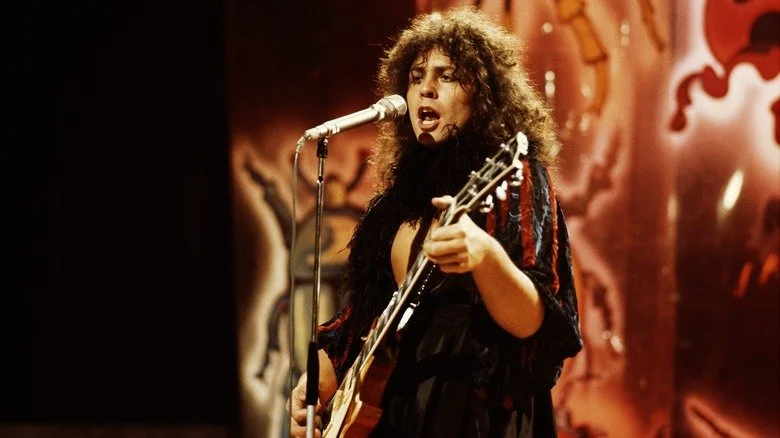 Marc Bolan de T.Rex chantant et jouant de la guitare sur Top of the Pops en 1973