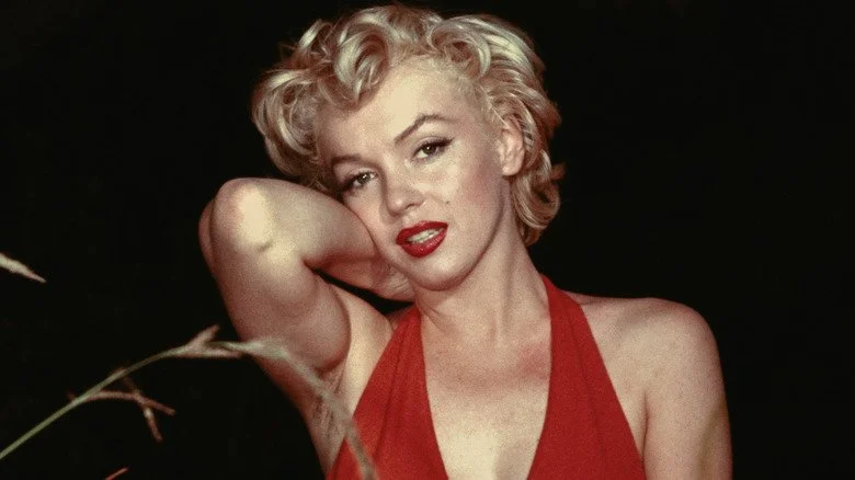 Marilyn Monroe posant