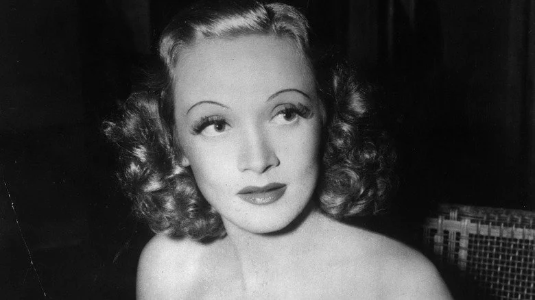 Marlene Dietrich regardant au loin