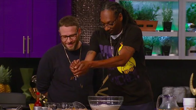 Snoop Dogg montrant à Seth Rogan comment cuisiner