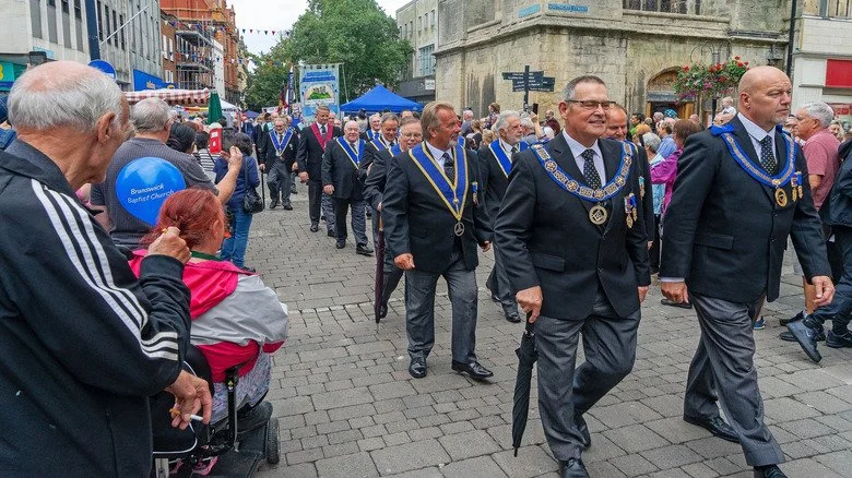 Des francs-maçons en parade pour commémorer le lever du siège de Gloucester