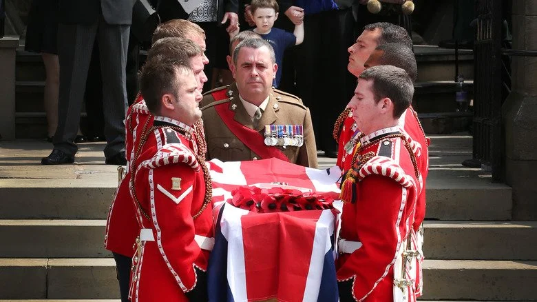 Le cercueil de Lee Rigby est porté dans les escaliers