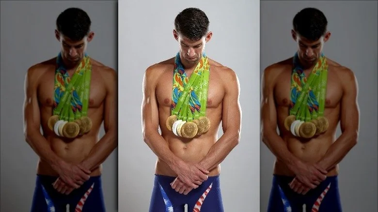 Michael Phelps portant ses médailles d'or