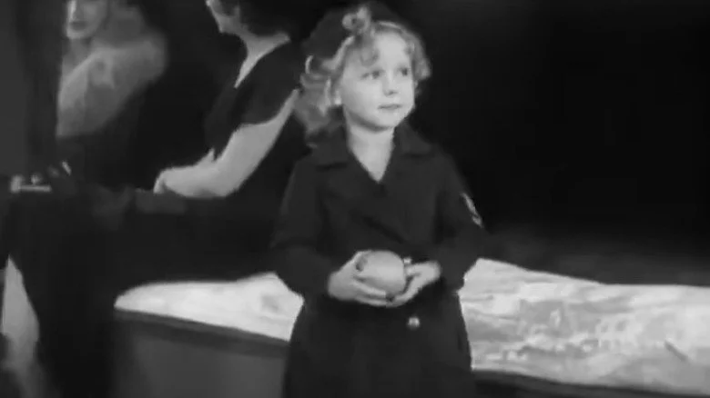 Shirley Temple tenant une balle