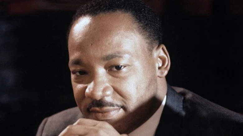 Martin Luther King Jr. avec les mains croisées en 1967